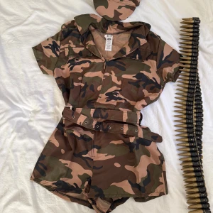 Militäroutfit med bälte - Säljer denna miltäroutfit som är perfekt för halloween. Har endast testat den så den är oanvänd. Passar s,xs, m. Skitsnygg passform säljer då jag ångra mig. Nypris 600.            ALLT INGÅR