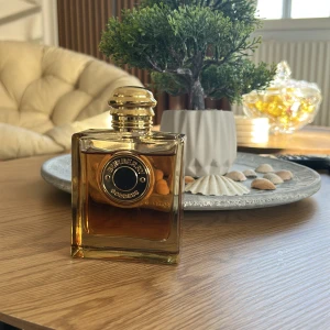 Burberry Goddess Parfum 100ml - Burberry Goddess Parfum i lyxig flaska, 100 ml. Tillverkad i Spanien. Perfekt för dig som vill sticka ut med en exklusiv doft från ett ikoniskt modehus.