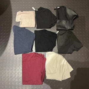 8 st blusar  - Säljer 8 st toppar i olika färger, märken och modeller alla i ungefär storlek XS-S i nytt skick! Skriv för enskilda bilder. Säljer även fler klädpaket!