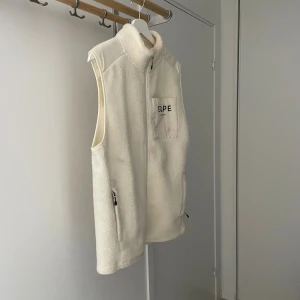 Vit fleeceväst från EQPE - så fin vit fleeceväst från EQPE med hög krage och dragkedja framtill. perfekt nu till hösten och vintern. väldigt fin som den är! men även till skidkläderna också😍💕🍂 passar mig som är s/m