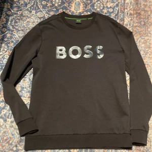 Svart sweatshirt från BOSS i M - Clean svart boss tröja storlek M.