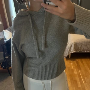  stickad hoodie Zara - Mysig grå stickad hoodie med huva och snörning från Zara. Endast använd några gånger! Perfekt för kyliga dagar och enkel att matcha med olika outfits.☺️