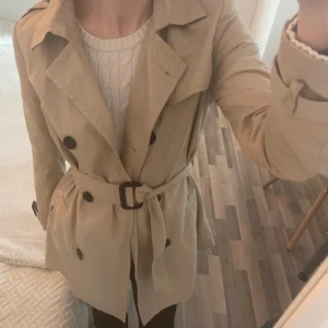 stradivarius trench coat  - https://www.vinted.fi/items/7302810956-stradivarius-trench-coat