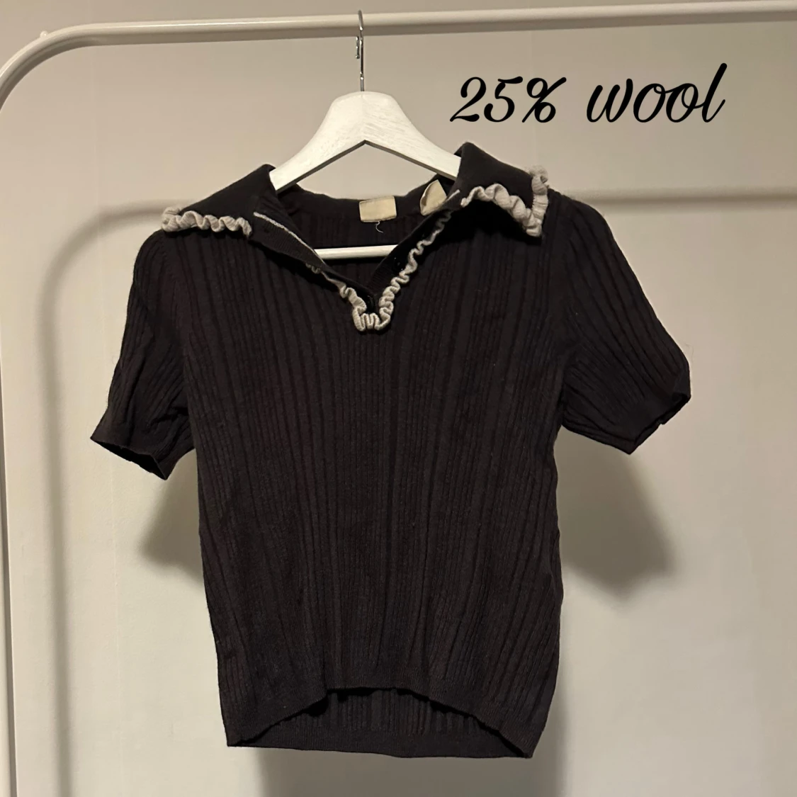 Svart ribbad Levi's pikétröja med krage