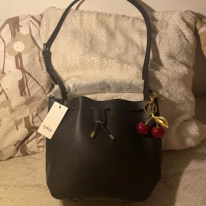 Furla Atena Keria bucket bag with a strap - https://www.vinted.fi/items/7305414109-furla-atena-keria-bucket-bag-with-a-strap