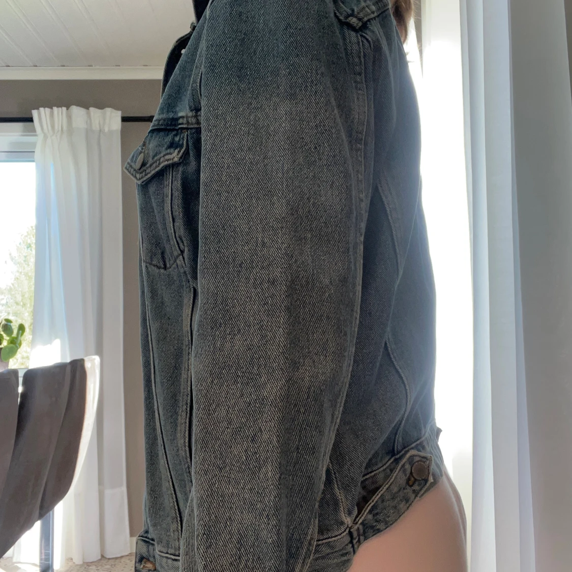 Klassisk blå jeansjacka med knappar - 1