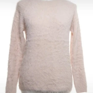 Ljusrosa fluffig stickad tröja - Jättesöt gosig tröja!! Perfekt till vintern❄️den är som ny jag köpte den på selpy och ja tror typ den aldrig e använd för den har inga som helst defekter💕 säljs för den passade inte mig, skriv priv för fler bilder💕💕
