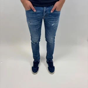 Dondup Jeans George  - Dondup Jeans George! Trendigaste jeansen på marknaden.  Skick= 9,5/10 Ny pris= 4000 kr Säljs för= 999 kr (Modellen har original slitningar från fabrik vilket är väldigt eftertraktat och populärt)