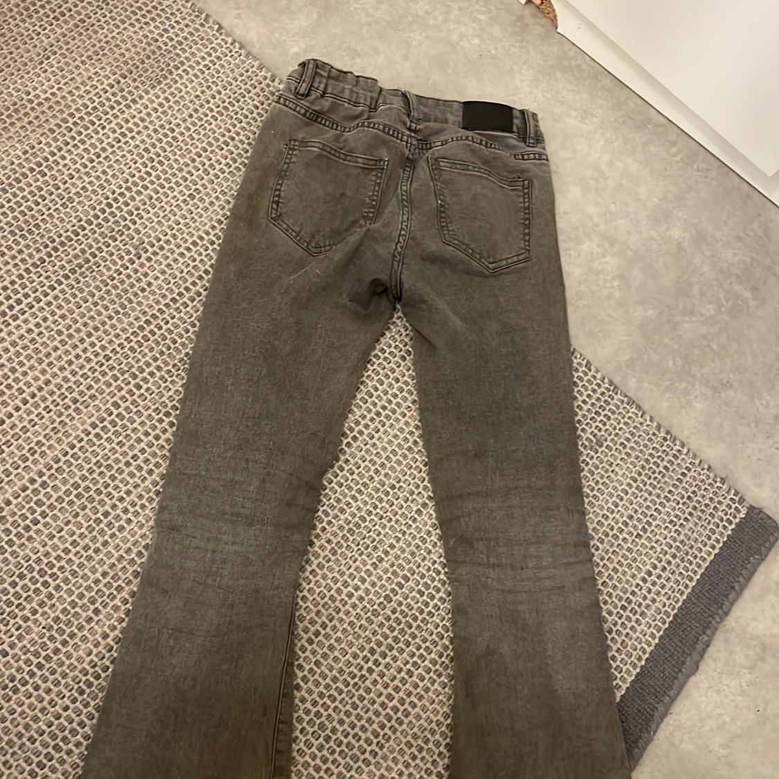 Grå bootcut jeans med svarta detaljer - 1