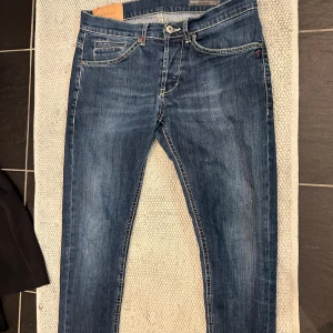Dondup jeans George  - Ett par stilrena dondup jeans George i storlek 32, fint skick och inga defekter:)