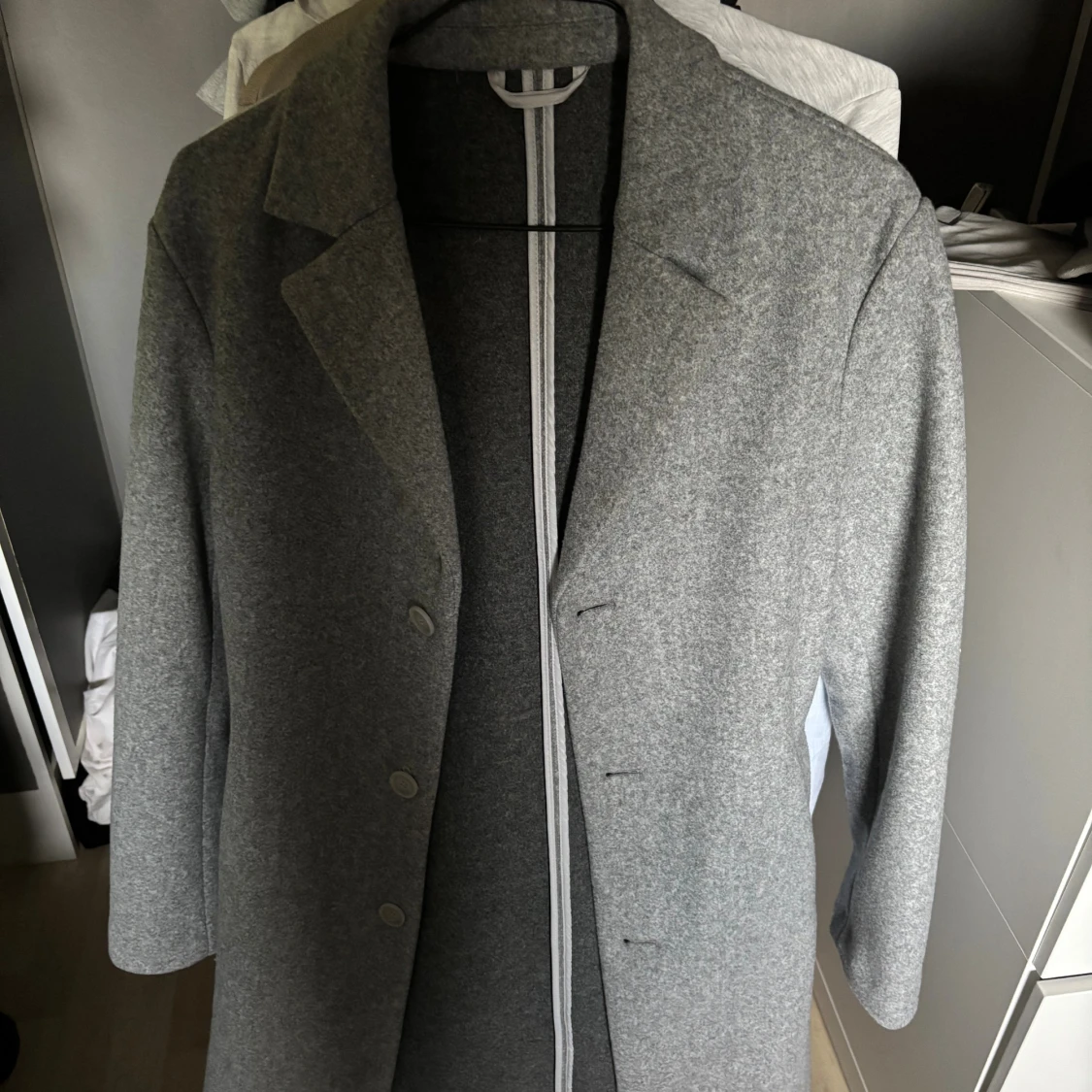 Grå kappa med klassisk krage