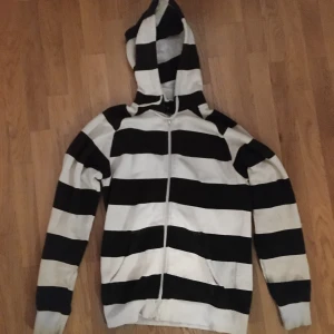 Randig zip up hoodie (2010) - Svartvit randig zip up hoodie.