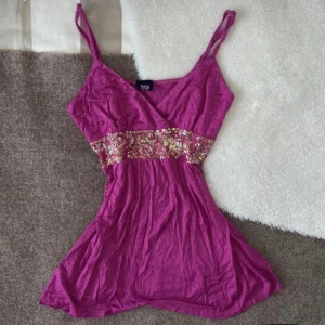 Rosa linne med paljettdetalj - Säljer detta rosa linne i storlek xs/s. Inga märkbara defekter💞