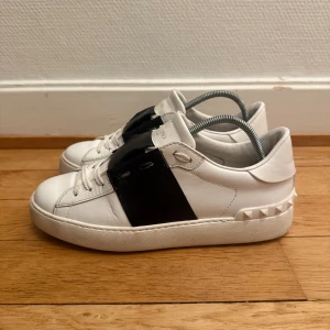 Valentino open sneakers  - Säljer nu dessa fina valentino skor | Super fint skick | Storlek 38,5 | Givetvis äkta kommer även med kvitto |