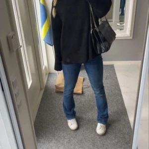 Gina Tricot tall low waist bootcut - Säljer ett par snygga Gina Tricot jeans i tall!! Använd ej längre 