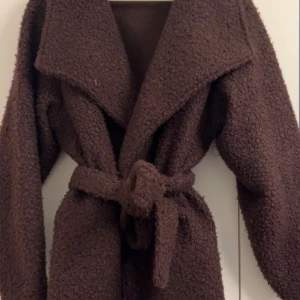 Brun teddyjacka med bälte Gina Tricot XS - Mysig brun teddyjacka från Gina Tricot i storlek XS.🤎Använd fåtal gånger!