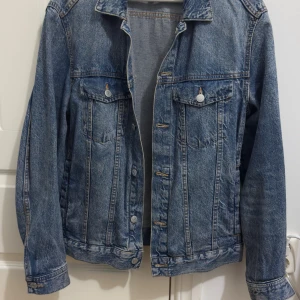 Klassisk blå jeansjacka från H&M - En fin blå jeans jacka från H&M, har använts några gånger. Inte så jätte mycket, dock har den inte använts på 4+ år. Annars helt felfri.  Några funderingar eller vill ha fler bilder, hojta bara till!