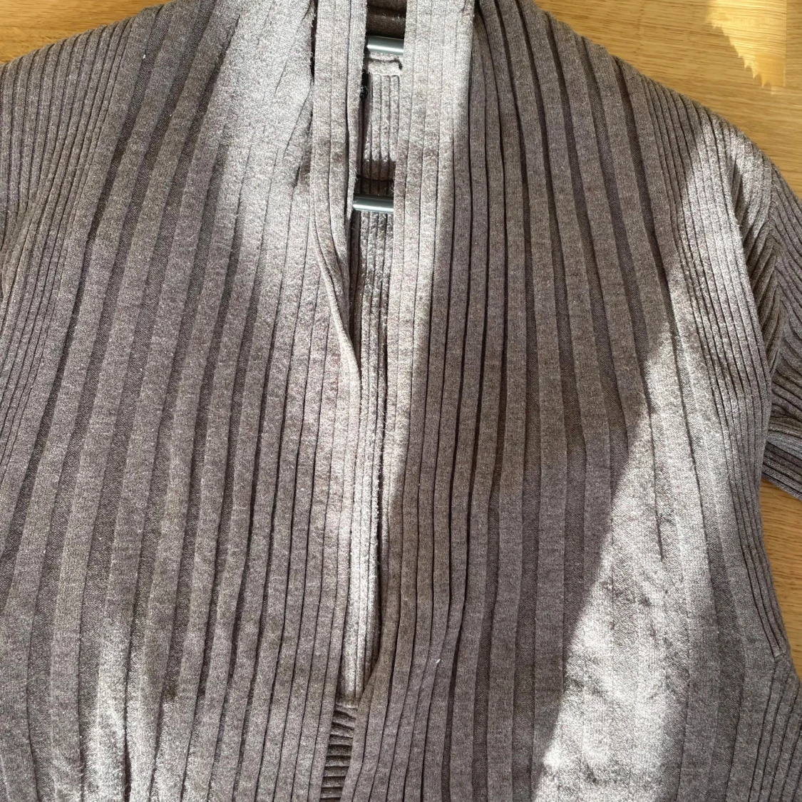 Grå ribbad kofta med lång ärm - 1