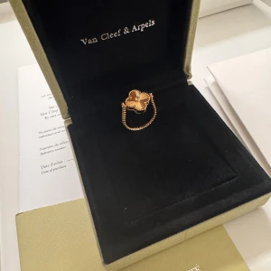 Van Cleef • Ring • Böjbar 2 Färger  - Lägg till Box & Certifikat  300:- (Seperat Annons)  • Kvalitet: Samma kvalité som butik  • Material: Äkta metall (Rostar ej) • Serienummer: Ja (unik märkning) • High-end Detaljer Som Orginal  Beställ Innan 20:00 så postas det samma kväll eller tidigare på dagen. 1-2 dagars frakt. Följ oss gärna på Insta @markes.damsmycken