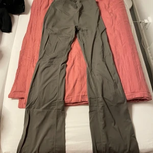 Olivgröna tränings leggings - Snygga olivgröna leggings med bootcut och hög midja. Långa i benen o i storlek S men funkar som M då de är väldigt stretchiga.