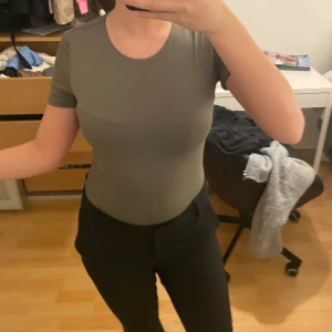 Body från Newyorker  - Några sletna defekter men syns bara vid nära håll, annars snygg bekväm armegrön body 