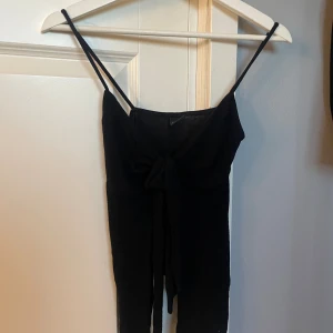 knyt tröja - jättefin knyt tröja från gina. den har en knut där fram och sen volang. jättefin till sommaren. storlek s. använd fårtal gånger.💞