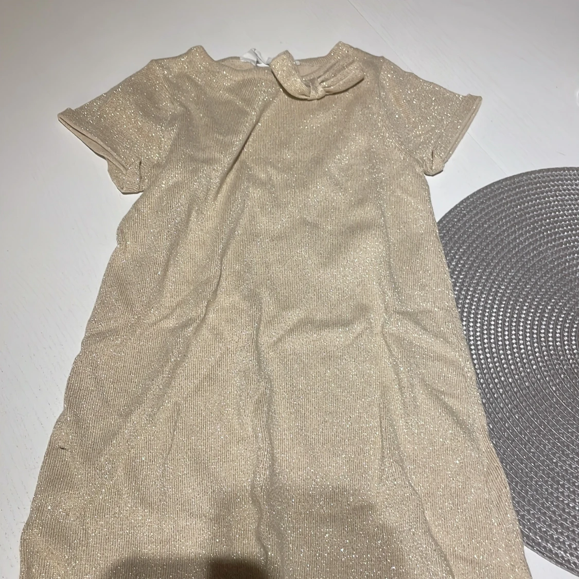 Glittrig beige kortklänning H&M