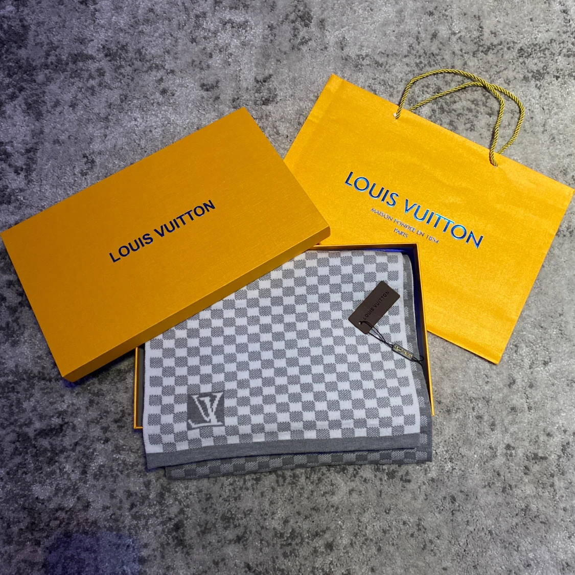 Grå rutig halsduk från Louis Vuitton