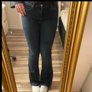 Mörkblå Ginatricot bootcut jeans - Snygga mörkblå jeans med bootcut passform.