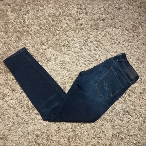 Replay anbass hyperflex jeans slim fit herr w30 - Replay anbass hyperlex jeans i slim passform. Nytt skick, endast använda några enstaka gånger. Storlek W30. Skön wash på dessa med lite diskreta slitningar, kan mötas sthlm annars postas dem samma dag som köp eller dagen därpå🙌💯