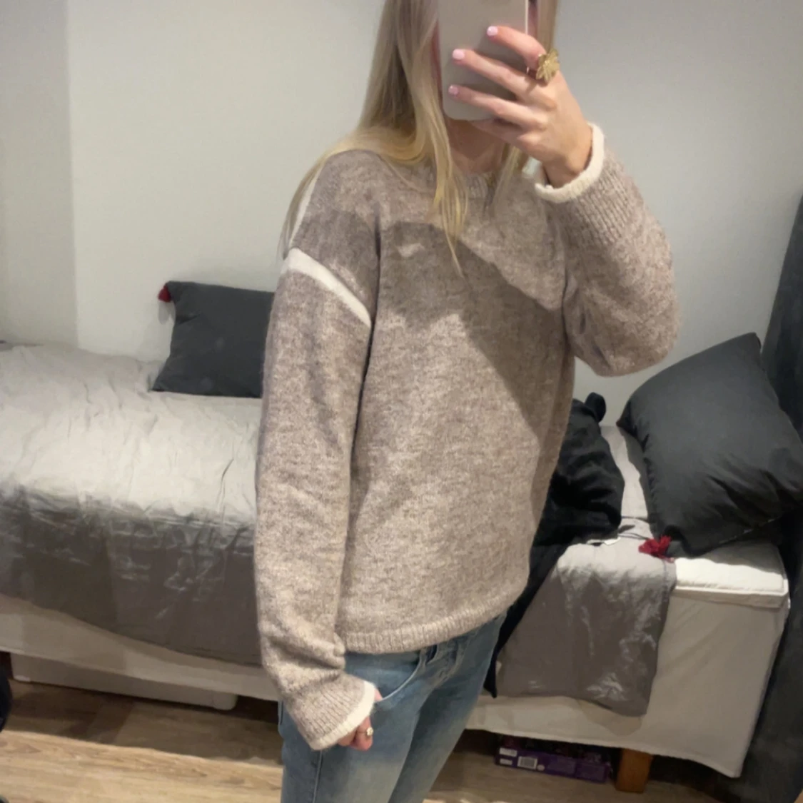 Beige stickad tröja med vit detalj - 2