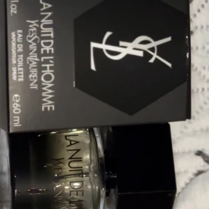 YSL La Nuit De L'Homme 60ml - Stilren och populär herrparfym från Yves Saint Laurent. Snitt över hälften kvar. Perfekt för dig som vill sticka ut med en ikonisk doft i snygg design.