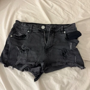Jeans short  - Lowwaist jeansshorts, i bra skick 🥰Har själv klippt hålen så ha det i baktanke