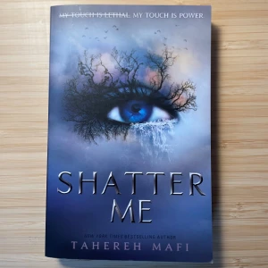 Shatter Me bok  - Boken ser ut som ny😊En fantasy och romantisk berättelse om en tonårstjej med en dödlig kraft. Fängslad av en diktatur, måste hon välja mellan att vara ett vapen eller slå tillbaka och kämpa för sin frihet. Perfekt för dig som gillar spänning, superkrafter och starka känslor.