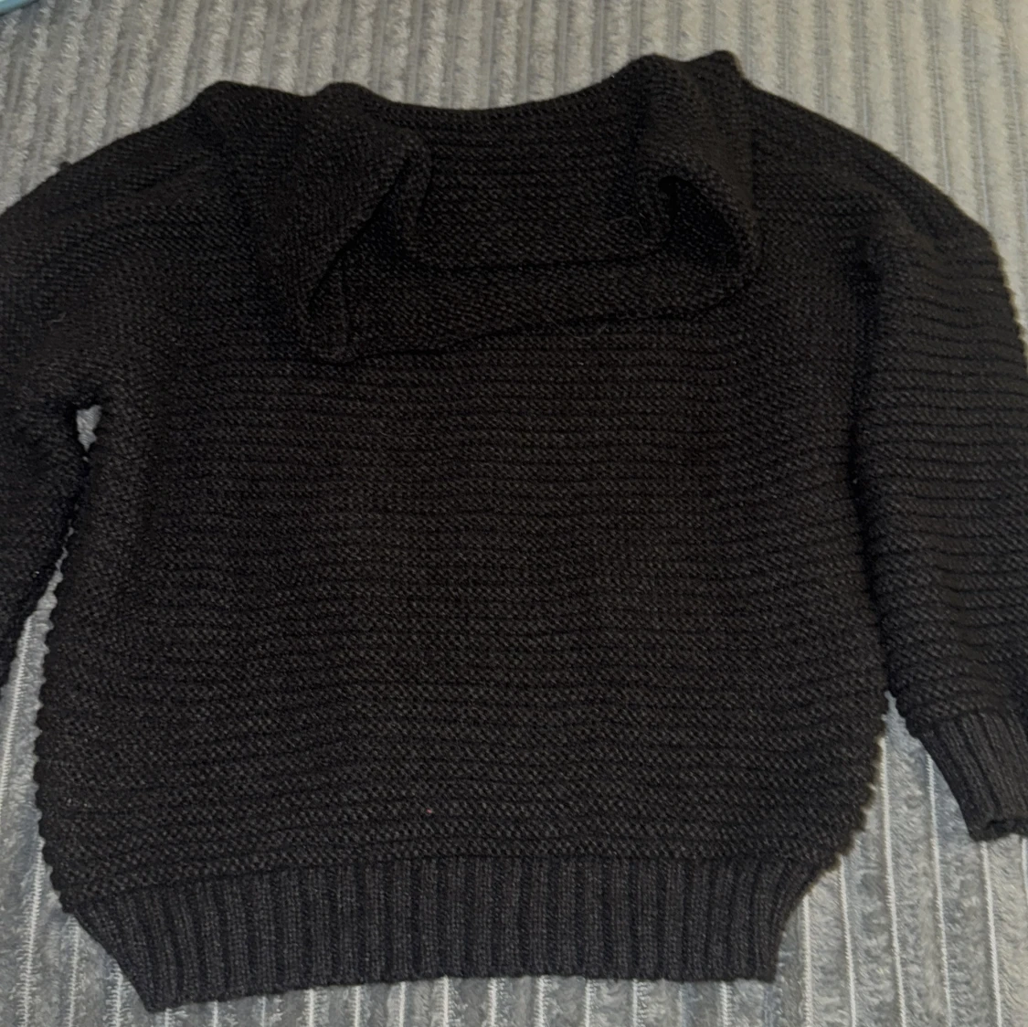 Svart stickad tröja offshoulder