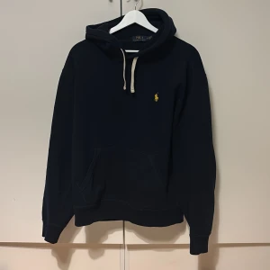 Mörkblå hoodie från Polo Ralph Lauren i storlek M - Fet mörkblå hoodie från Ralph Lauren, den är i mycket bra skick och är i storlek M