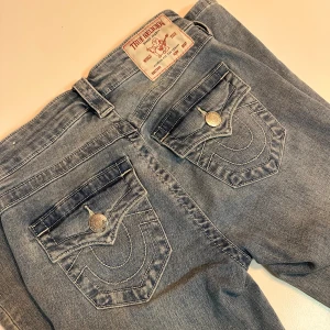 True Religion Becca Bootcut Jeans - Snygga ljusblå jeans från True Religion, modell Becca med bootcut och midwaist 💕