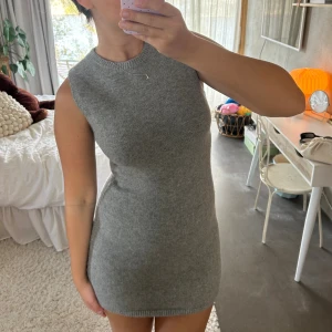 Grå stickad klänning från Zara - Supersnygg grå stickad klänning från Zara!!! Aldrig använd med prislappen kvar🩷