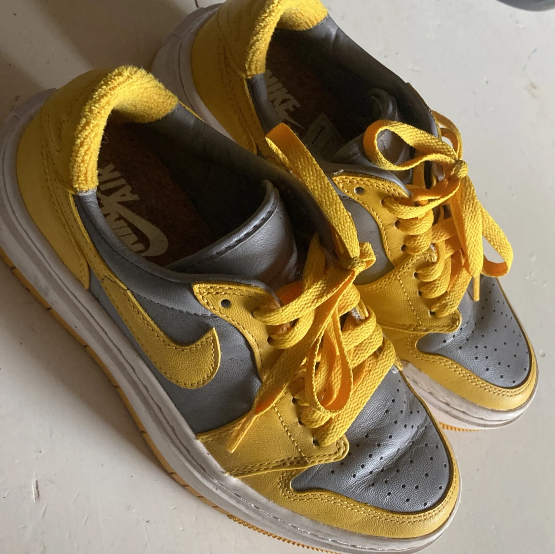 Nike Jordan 1 Low gul och grå - 1