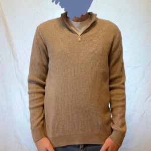 Beige stickad half zip-tröja  - Säljer en beige stickad tröja från Next i storlek M. Tröjan har en snygg half zip-dragkedja vid kragen och är långärmad. Perfekt för lager-på-lager och chillare dagar. Materialet är mjukt och ger en avslappnad men stilren vibe. (Aldrig använd) 
