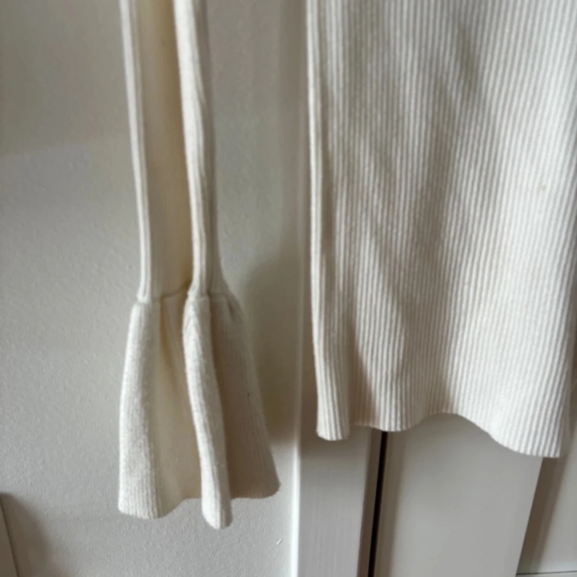 Vit ribbad topp med trumpetärmar - 1