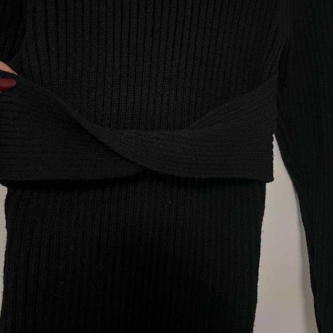 Svart ribbad stickad långklänning - 2