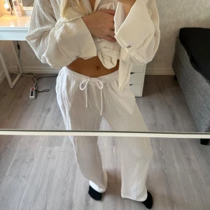 Vita linnebyxor med snörning - Luftiga vita linnebyxor med dragsko i midjan och raka ben. Byxorna har en avslappnad passform och är tillverkade i ett mjukt, strukturerat linnetyg. Perfekta för varma dagar och chill vibes. Använd flitigt men fortfarande extremt bra skick! 🤍