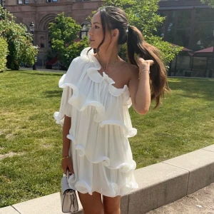 Vit volangklänning - Superfin vit kortklänning med offshoulder och stora volangdetaljer. Lojsan X NAKD, använd en gång😍