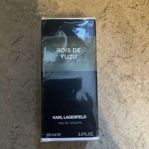 Karl Lagerfeld Bois de Yuzu 100ml - Bois de Yuzu från Karl Lagerfeld är en eau de toilette på 100 ml. Ingredienser: alcohol denat., aqua (water), parfum (fragrance), limonene, linalool, citral, citronellol, geraniol, violet 2. Tillverkad i Frankrike. Snygg och modern doft för dig som vill sticka ut.