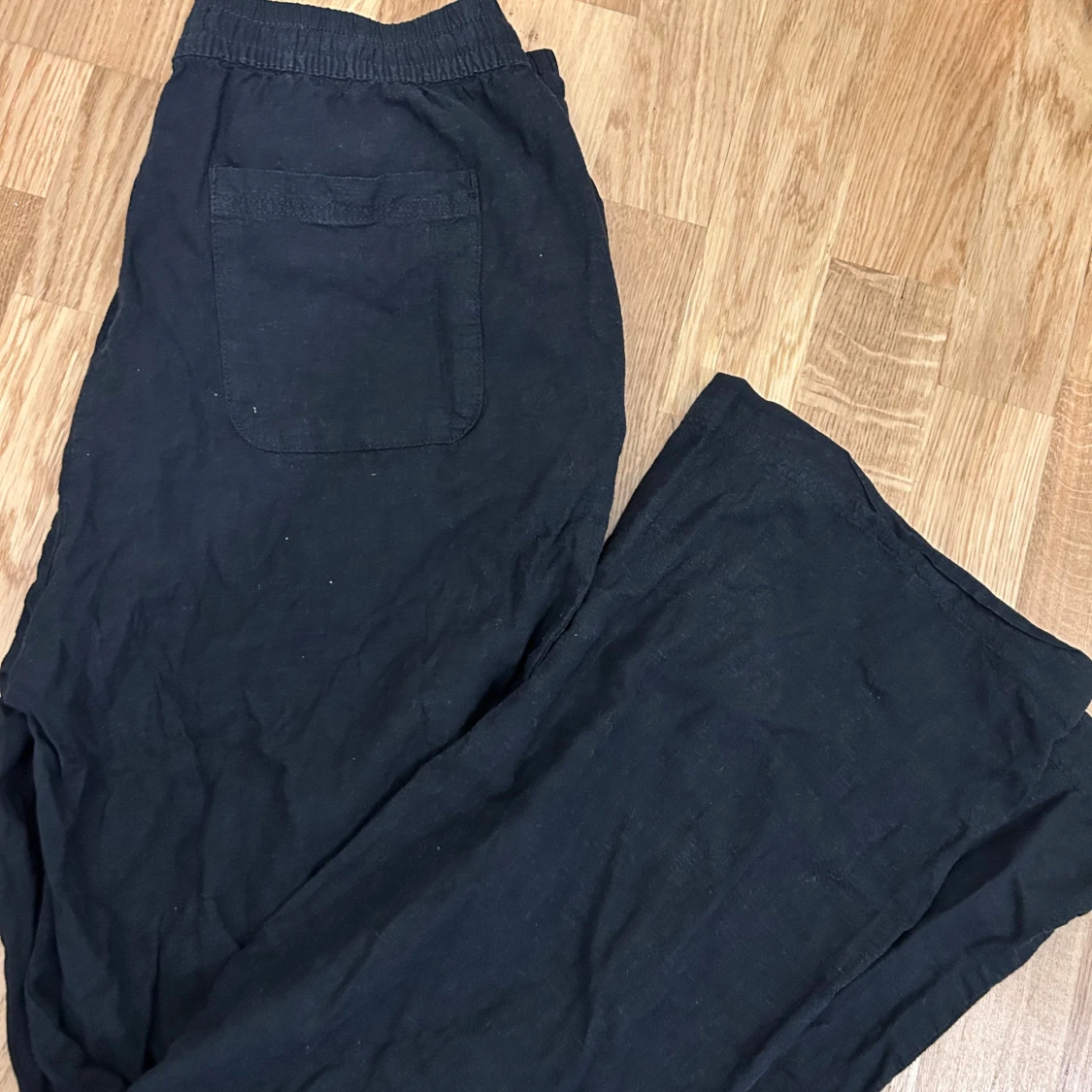 Svarta linnebyxor med snörning, S