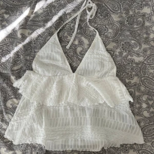 Vit volangig halterneck linnetopp - Somrig topp från nelly