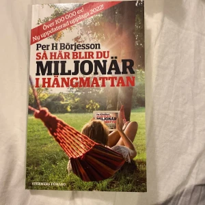 Så här blir du miljonär i hängmattan - Vill du lära dig smarta sätt att bygga din egen förmögenhet utan stress? Den här boken ger dig enkla och inspirerande tips för att nå ekonomisk frihet, perfekt för unga vuxna som vill ta kontroll över sin framtid. Uppdaterad upplaga 2022!