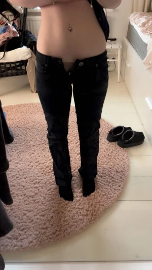 Svarta otroligt lågmidjade jeans från Big Star, straight fit - Säljer ett par svarta jeans från Big Star med raka ben. Jeansen har en otroligt låg midja. Snygga detaljer med logga på insidan och bakfickan. Perfekt passform för dig som gillar straight fit. Storlek 25, längd 32