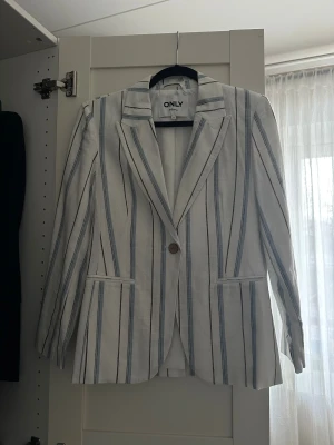 Kavaj - Only - En kavaj i Linne material, storlek 34. Använd en gång. 